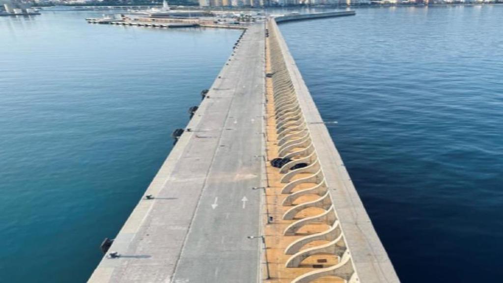 Imagen del espaldón del dique de Levante del puerto de Málaga.