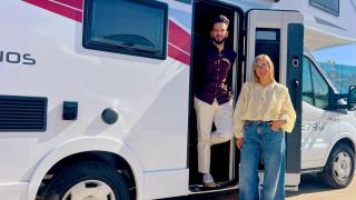 Daniel Rama y Patricia Fuentes, en una de sus caravanas