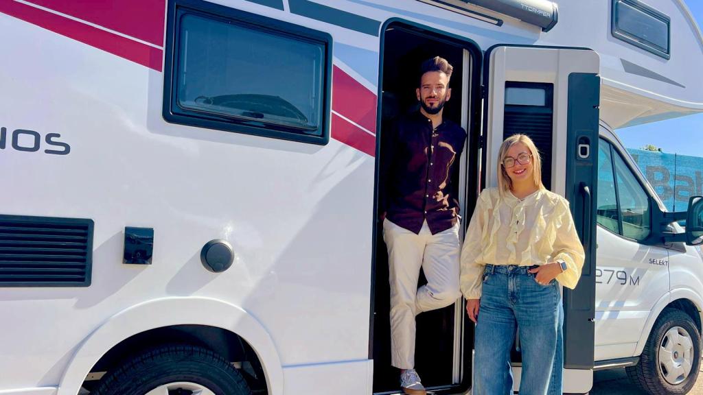 Daniel Rama y Patricia Fuentes, en una de sus caravanas