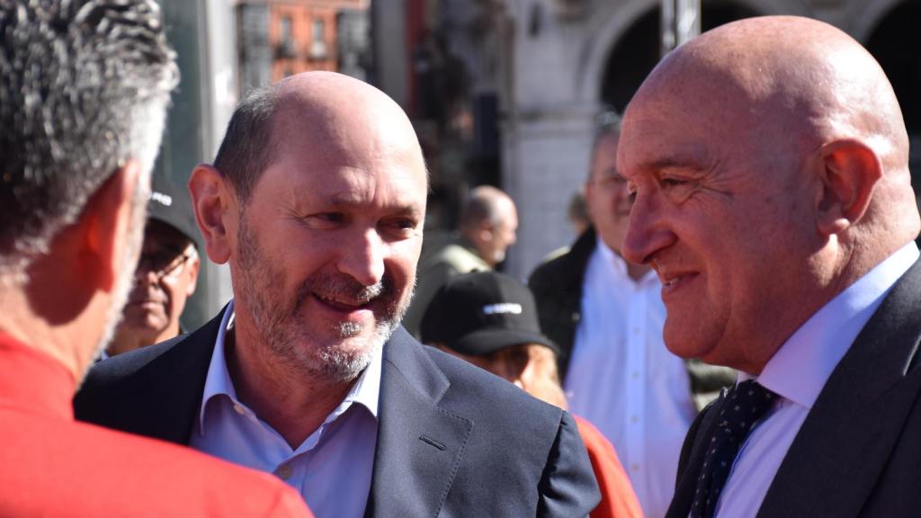 El presidente de la RFEF, Rafael Louzán, este martes en Valladolid junto al alcalde de la ciudad, Jesús Julio Carnero