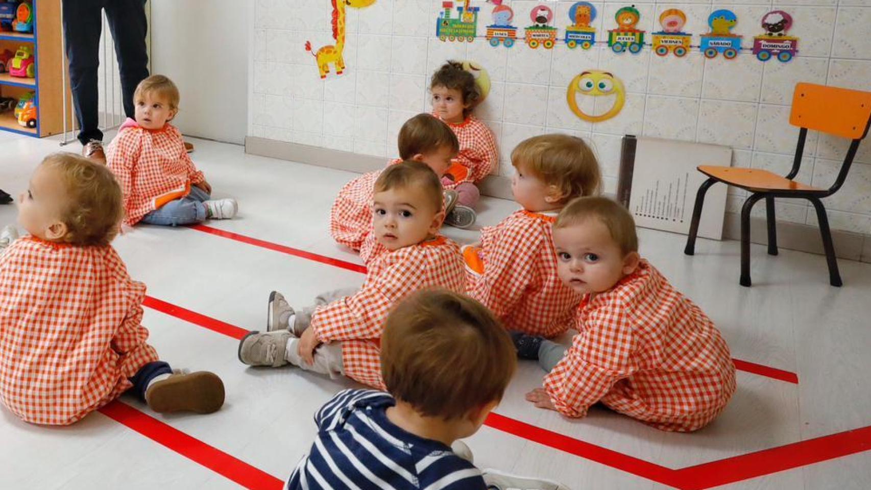 Algunos de los niños de la escuela infantil Cantinela, durante la visita de la alcaldesa Natalia Chueca.
