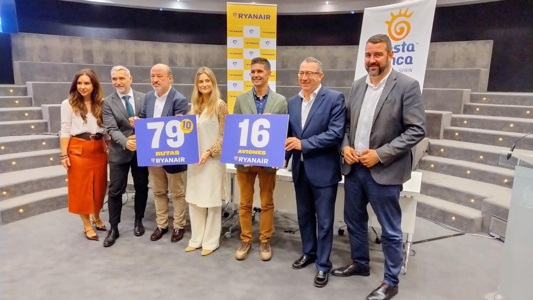 Ana Poquet, concejal de Turismo de Alicante, Manuel Camarero, secretario autónomico de Turismo; Luis Castillo, presidente de APHA;  Alejandra Ruiz, directora de comunicación y portavoz de Ryanair en España; Fede Fuster, presidente de Hosbec; Toni Pérez, presidente de la Diputación de Alicante; y José Mancebo, director ejecutivo del Patronato de Turismo Costa Blanca-