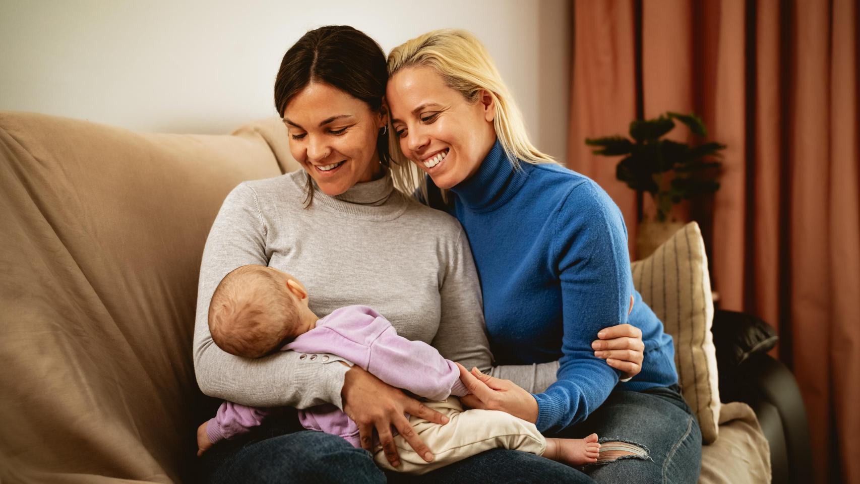 Una pareja junto a su hija.