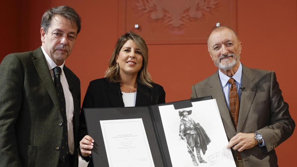 El escritor Arturo Pérez-Reverte (d) y el pintor Augusto Ferrer-Dalmau (i), autor del boceto, presentan este martes en Madrid el monumento al capitán Alatriste que se erigirá en Cartagena. Junto a ellos la alcaldesa de la ciudad murciana, Noelia Arroyo (c). Foto: EFE/ J. J. Guillén