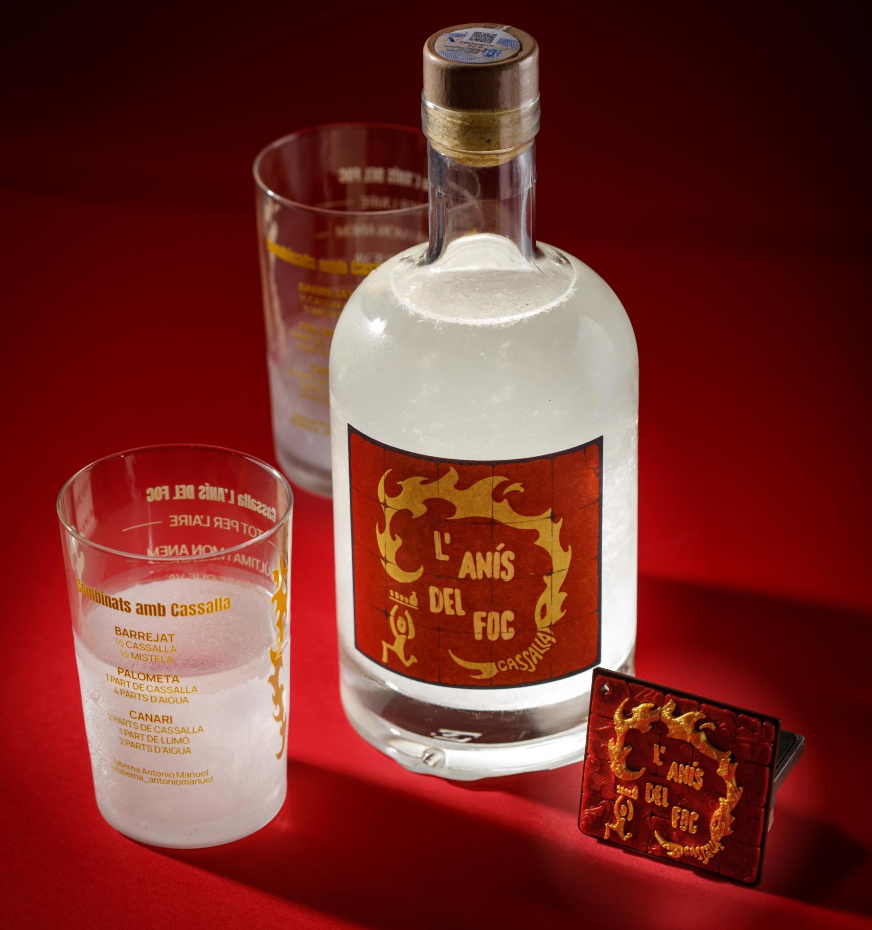 'L'anís del foc', la nueva cazalla creada por Antonio y Toni Martínez. EE