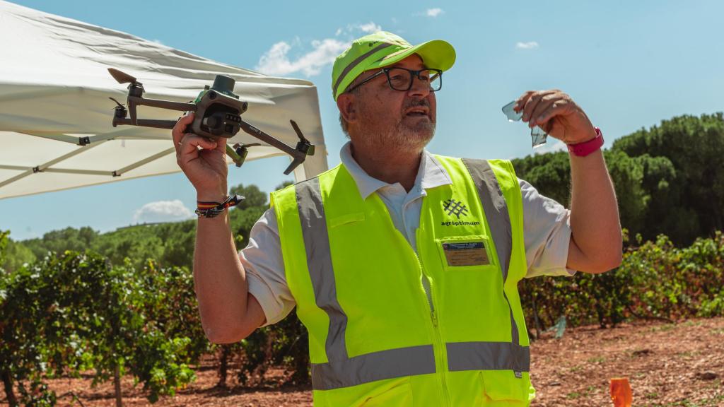 Uno de los técnicos de Agróptimum sujeta uno de los drones que utilizan en las cosechas.