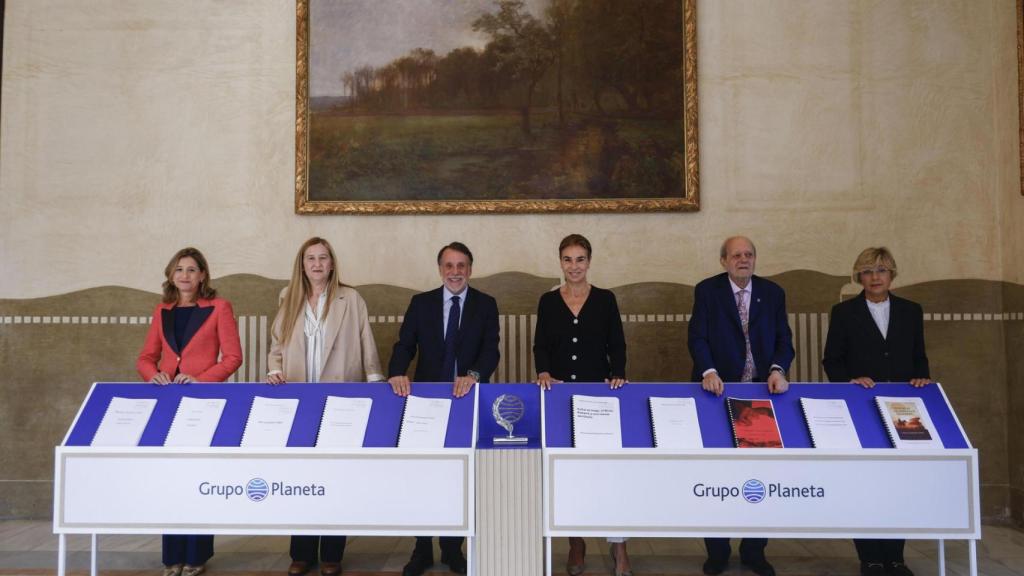 El presidente del Grupo Planeta, José Crehueras (3i), y varios miembros del jurado del Premio Planeta posan este martes con las diez obras finalistas del Premio Planeta, que se fallará el miércoles. Foto: EFE/Quique García