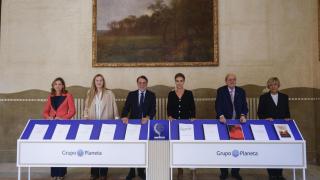 El presidente del Grupo Planeta, José Crehueras (3i), y los miembros del jurado del Premio Planeta, Luz Gabás (2i), Pere Gimferrer (2d), Eva Giner (i), Carmen Posadas (3d) y Belén López (d), posan con las diez obras finalistas de la LXXIV edición del Premio Planeta de Novela, dotado con un millón de euros para el ganador, seleccionadas entre las 1.320 obras presentadas al galardón, que se fallará el miércoles en el transcurso de la tradicional cena literaria del 15 de octubre. Foto: EFE/Quique García
