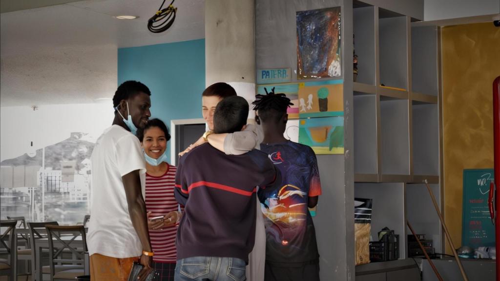 Unn abraza a uno de los migrantes.