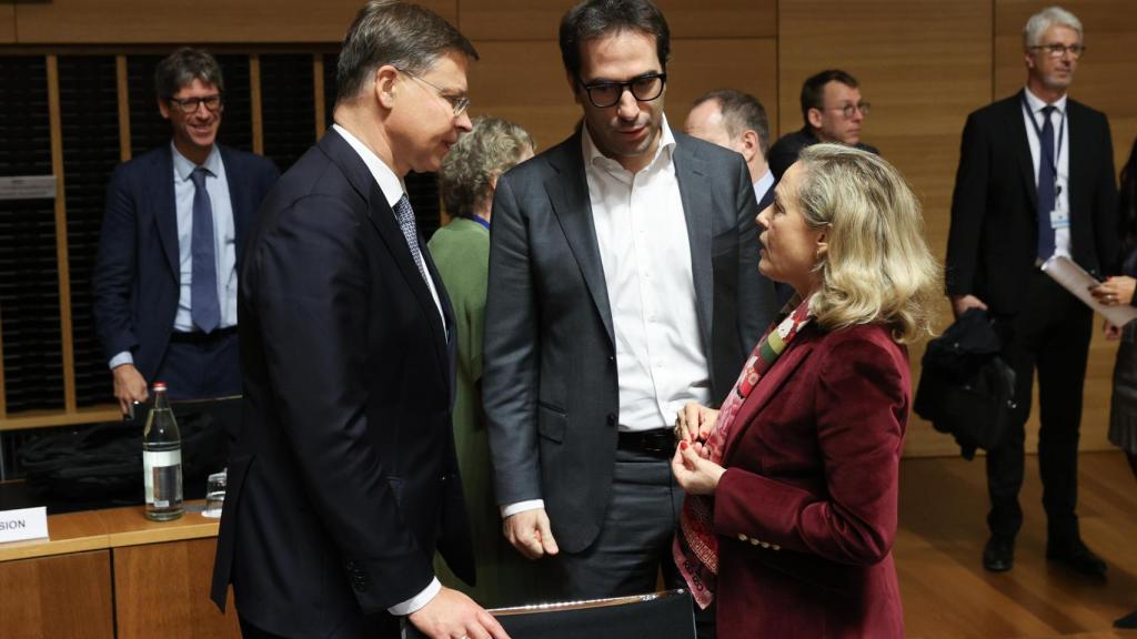 El ministro Carlos Cuerpo conversa con el comisario de Economía, Valdis Dombrovskis, y con la presidenta del BEI, Nadia Calviño, durante el Ecofin del 10 de octubre
