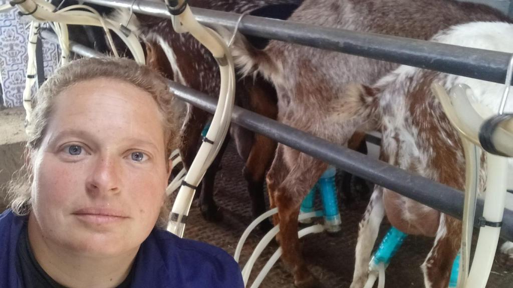 Paqui, con sus animales.