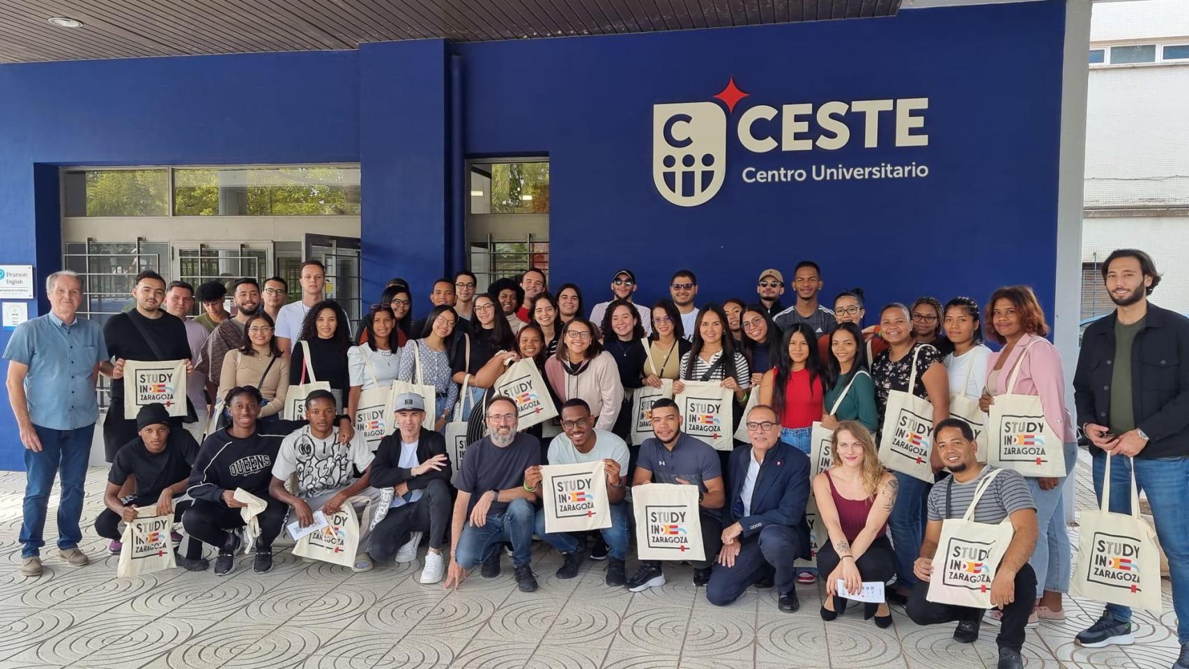 Foto grupo fachada Study in Zaragoza