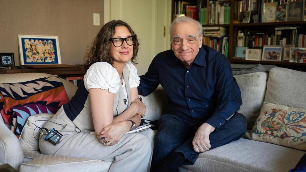 Rebeca Miller con Scorsese en el rodaje del documental. Foto: Apple TV.