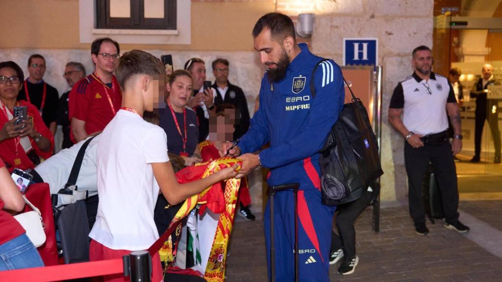 Borja Iglesias a las puertas del AC Hotel Palacio de Santa Ana