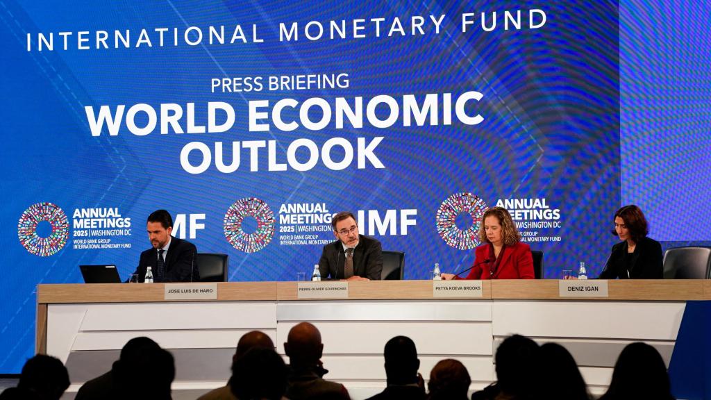 El economista jefe del Fondo Monetario Internacional, Pierre-Olivier Gourinchas, habla durante la conferencia de prensa Perspectivas de la economía mundial.