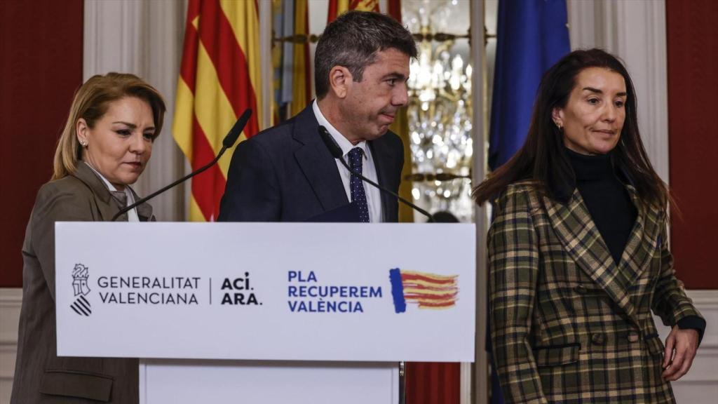 El presidente de la Generalitat, Carlos Mazón, acompañado de las conselleras Susana Camarero y Ruth Merino. Rober Solsona / EP