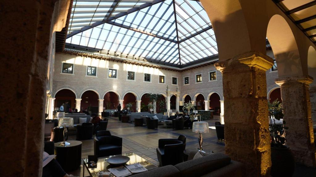 Imagen del hall principal del AC Hotel Palacio de Santa Ana