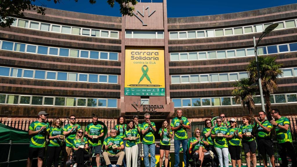 Foto de familia con las entidades a las que se ha destinado la recaudación de la carrera