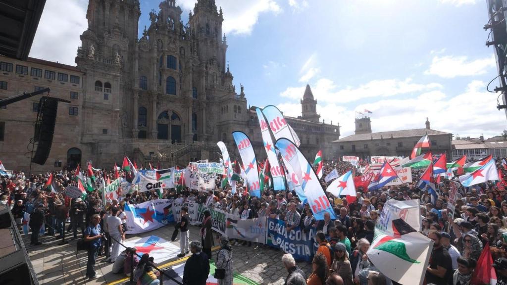 Decenas de personas durante la manifestación 'Galicia con Palestina', a 5 de octubre de 2025, en Santiago de Compostela, A Coruña, Galicia (España).