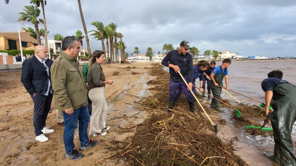 El consejero de Medio Ambiente, Juan María Vázquez, supervisando las labores de limpieza en las playas del Mar Menor.