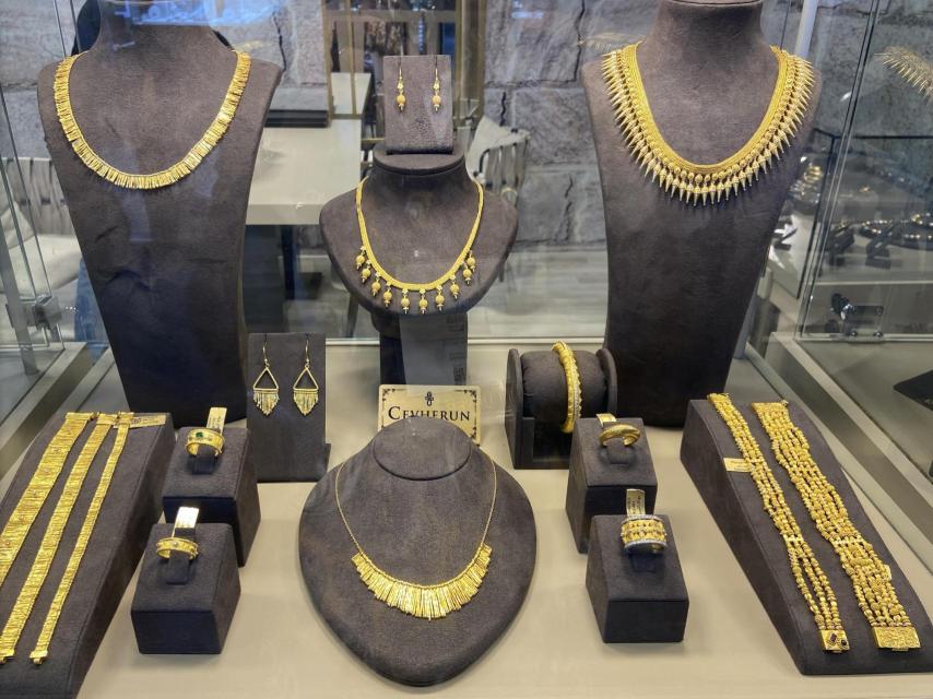 Piezas de oro amarillo 24K en IJS Istanbul Jewelry Show.