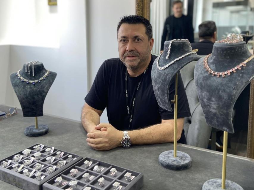 Salih Yilmaz, CEO Diamond Box y Genel Müdür. Al fondo, en el espejo, se refleja su hijo Mustafa, quien seguirá los pasos de su padre.