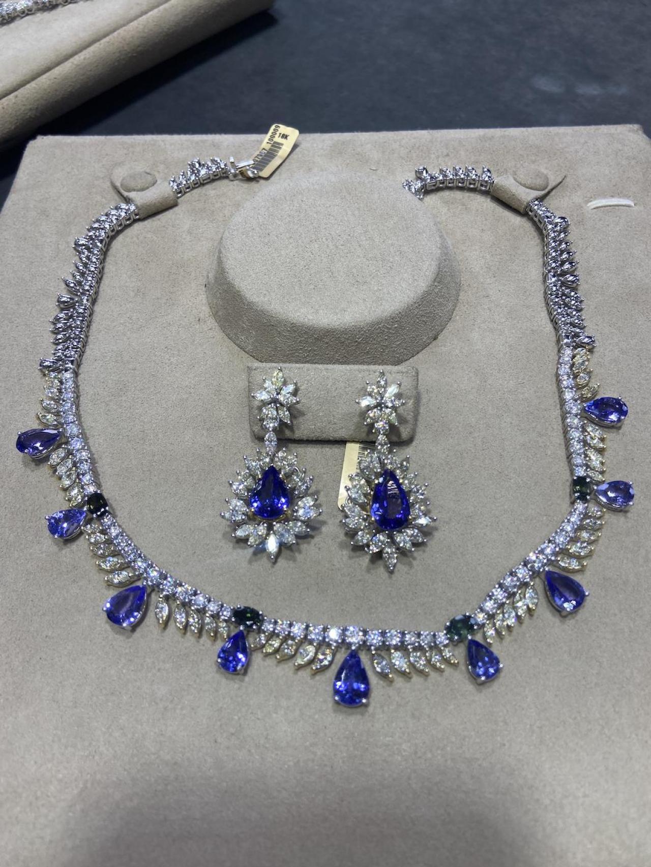 Detalle de un juego de pendientes y collar de diamantes y zafiros.