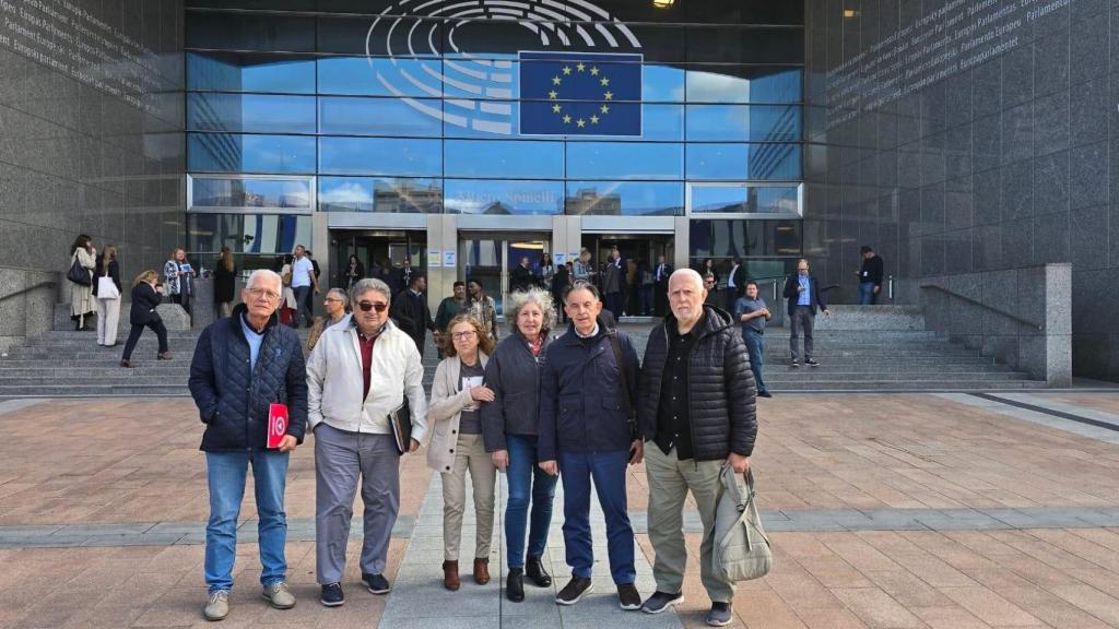 Antonio Matinero (a la izda) junto a otros pensionistas en Bruselas.