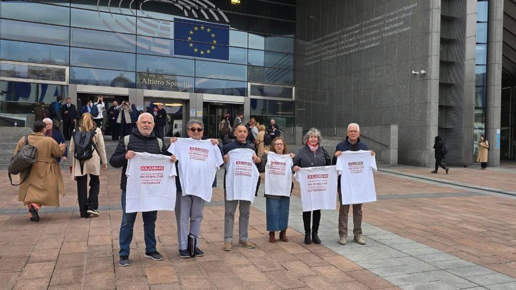 Antonio Matinero (a la dcha) junto a otros pensionistas de AsJubi40 en Bruselas.