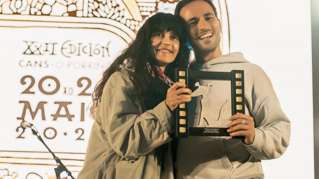 Alejandro Jato recogiendo el premio de la mano de Nerea Barros en la última edición.
