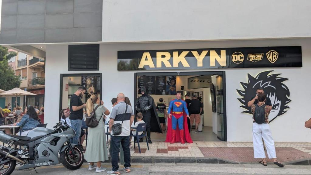 Un momento de la inauguración de la heladería Arkyn con Superman o Batman en la puerta.