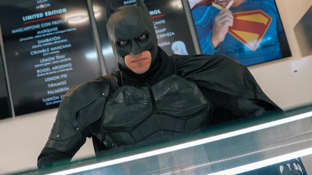 Batman 'atiende' en la barra de la heladería.