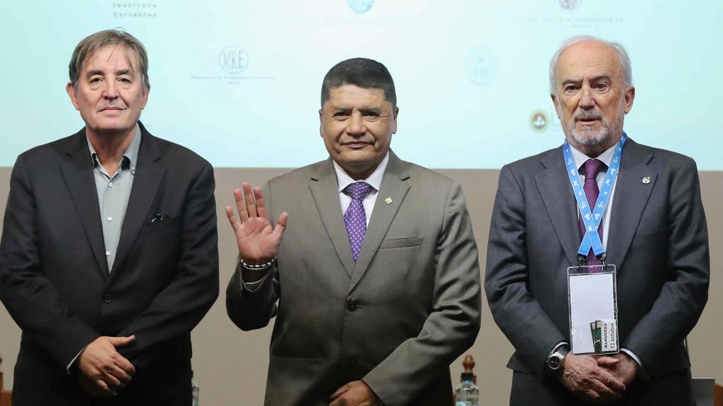 Luis García Montero (i), el alcalde de Arequipa, Victor Hugo Rivera (c) y el director de la Real Academia Española (RAE), Santiago Muñoz (d) durante una rueda de prensa de presentación del X Congreso de la Lengua Española en Arequipa (Perú). Foto: EFE/ Paolo Aguilar