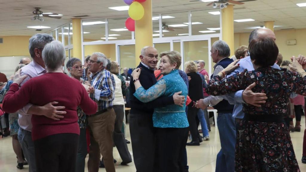 Baile por San Valentín en el Centro de Mayores de Camargo (Cantabria).