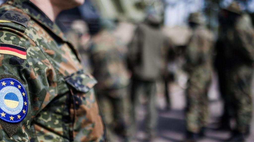 Un soldado alemán, durante el entrenamiento a unidades ucranianas en Klietz, Alemania.