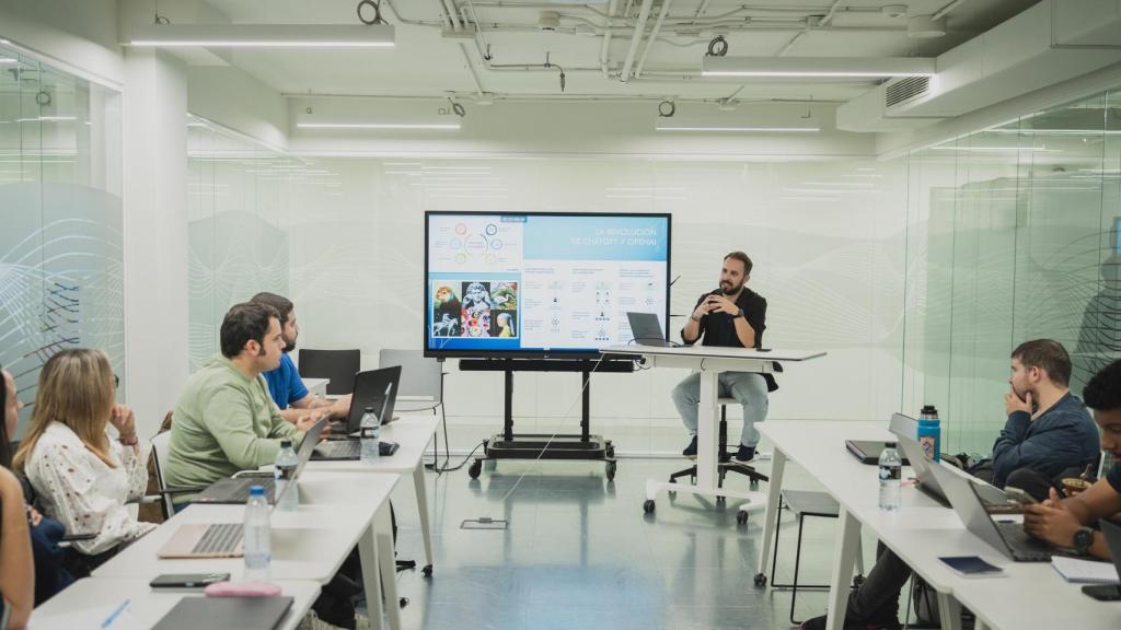 Un instante de la primera clase de IA aplicada al periodismo del Máster de EL ESPAÑOL.