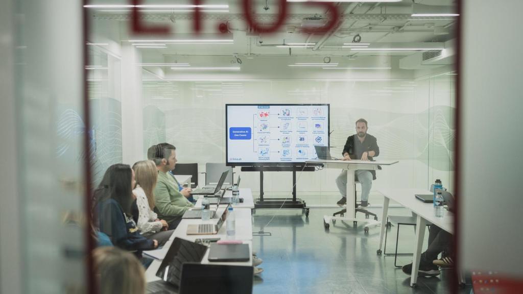 La primera clase de IA aplicada al periodismo del Máster de EL ESPAÑOL.