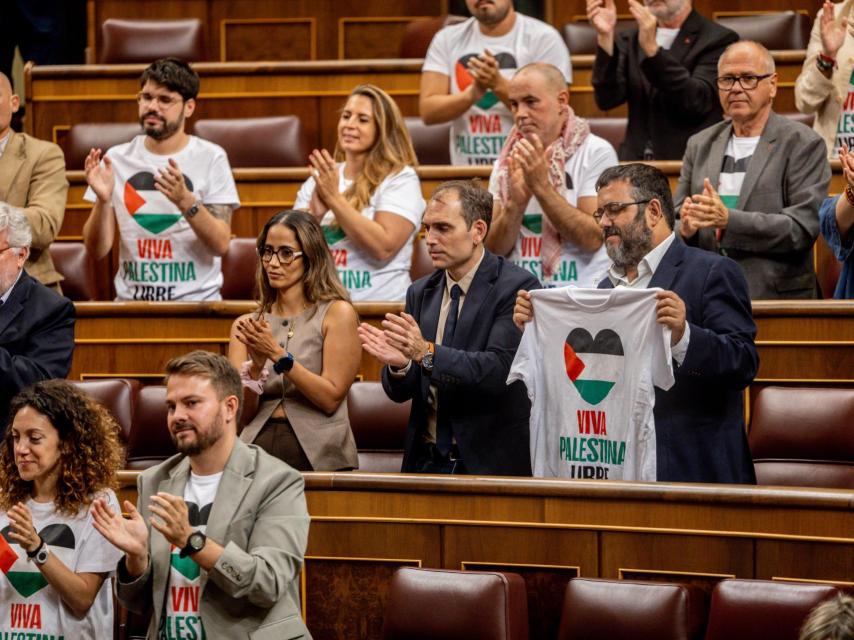 Varios diputados de Sumar muestran camisetas a favor de Palestina.