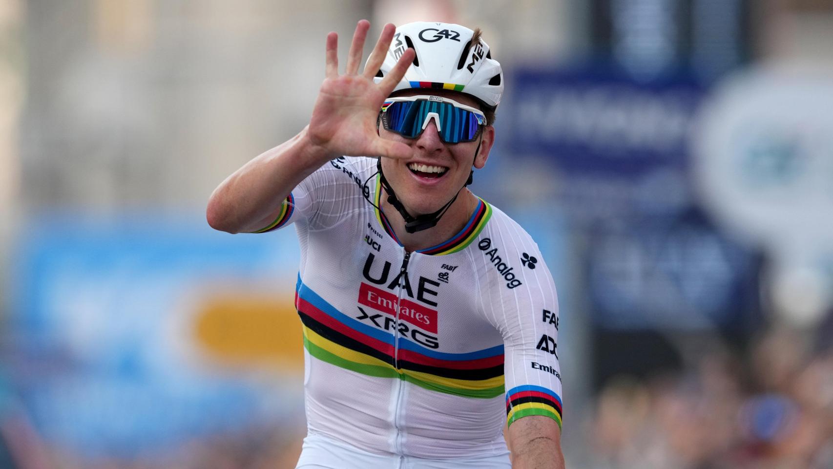 Tadej Pogacar celebra su quinto entorchado en Il Lombardía.