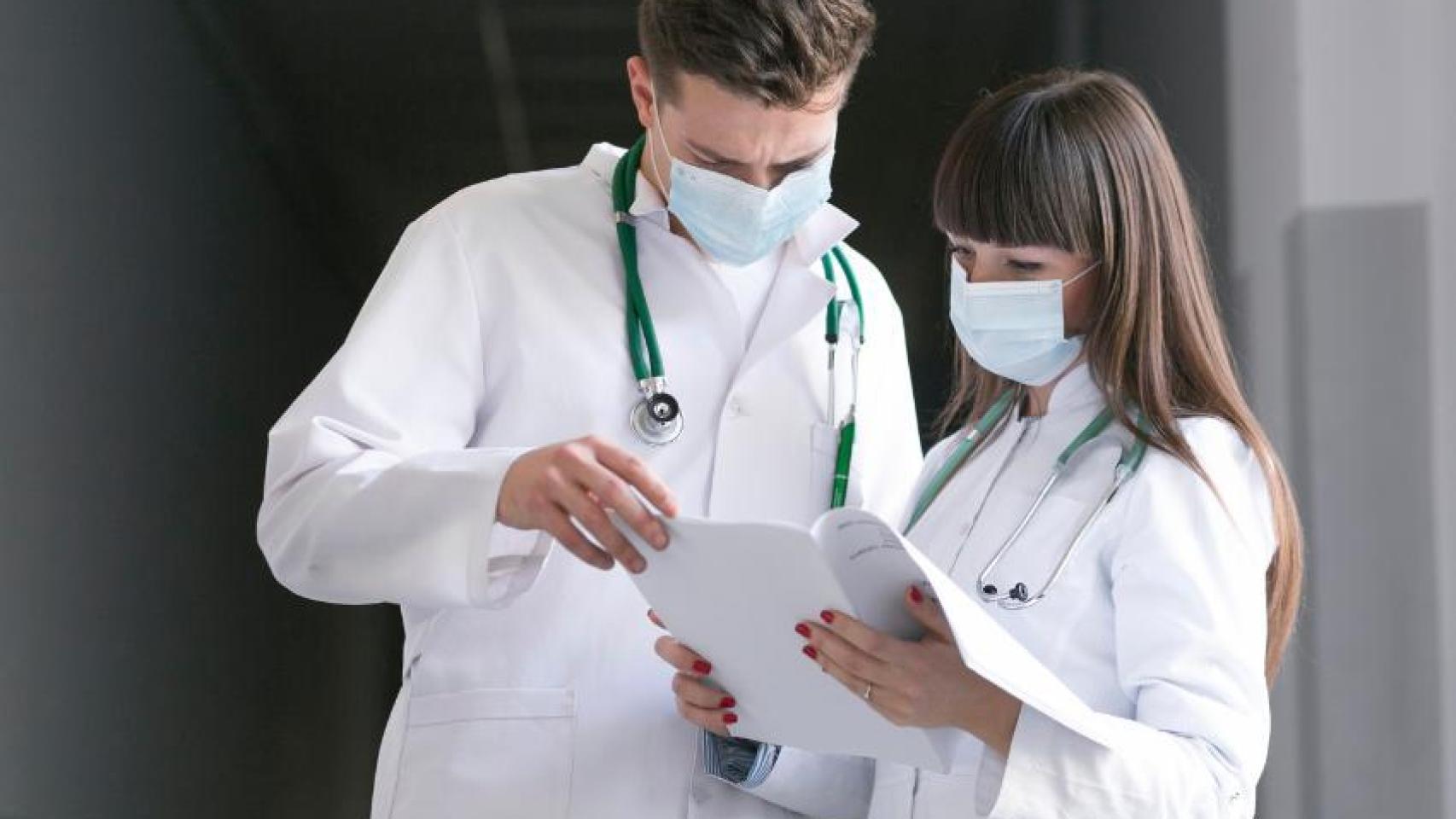 Dos residentes en su centro sanitario.