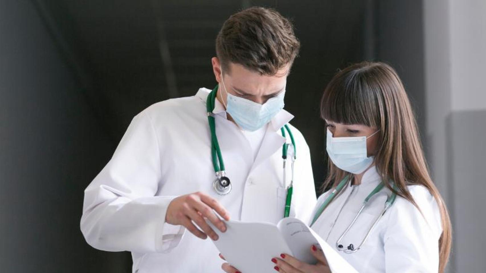 Dos residentes en su centro sanitario.