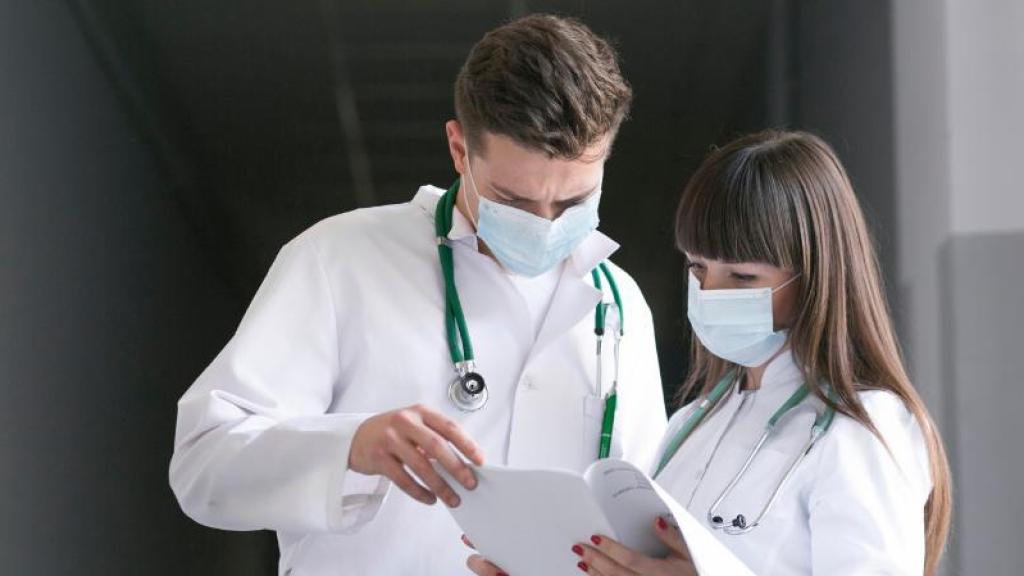 Dos residentes en su centro sanitario.