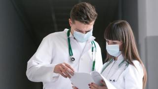 Dos residentes en su centro sanitario.