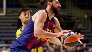 Shengelia conduce el balón en el partido ante Maccabi.