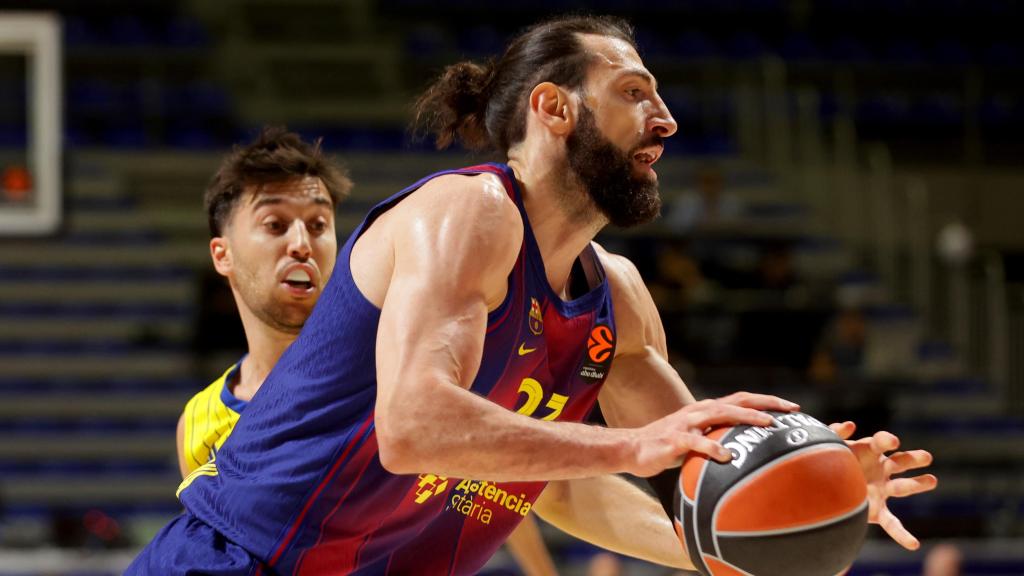Shengelia conduce el balón en el partido ante Maccabi.