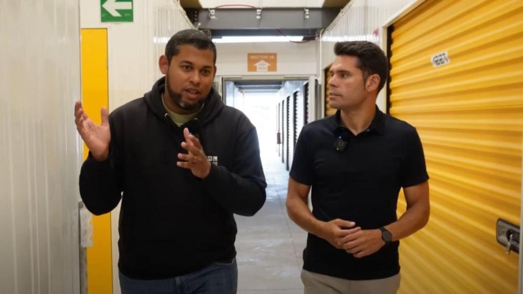 Quintilo, encargado del negocio de trasteros (derecha) y Adrián G. Martín (izquierda)