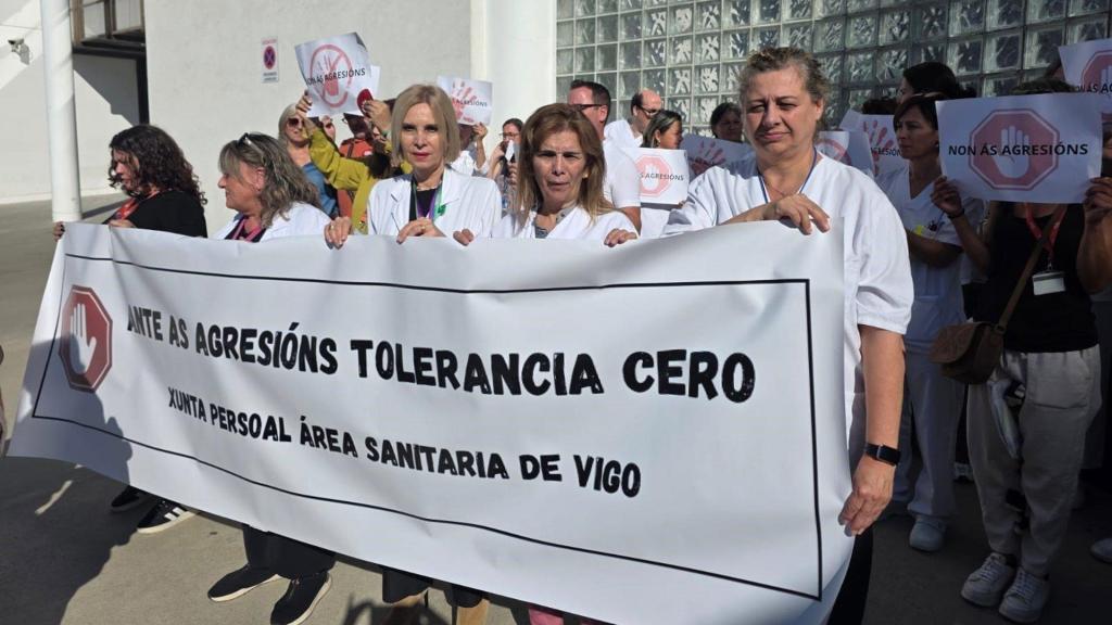 Concentración ante el hospital Meixoeiro de Vigo para denunciar una nueva agresión a una enfermera