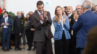 Pedro Sánchez junto a la vicepresidenta tercera, Sara Aagesen, en un acto este martes.