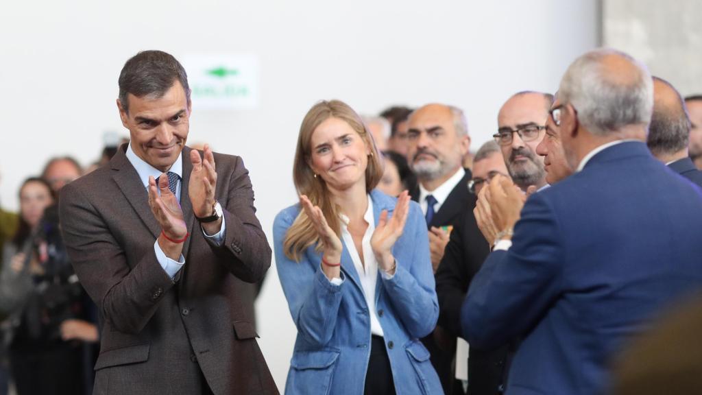 Sánchez junto a la vicepresidenta tercera, Sara Aagesen, este martes en Ponferrada tras el Consejo de Ministros.