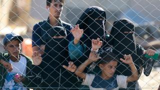 La gente observa cómo un camión que transporta los cadáveres de palestinos que habían sido retenidos en Israel durante la guerra llega al hospital Nasser.